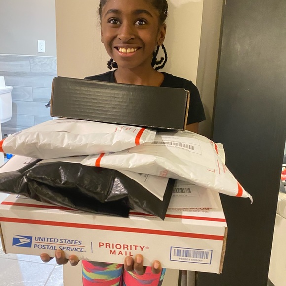 Meet your Poshers Ash & Mia - Picture 8 of 9